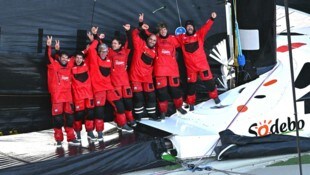 Thomas Coville hat mit seinem Team Sodebo den Rekord für die schnellste Nonstop-Weltumseglung ...