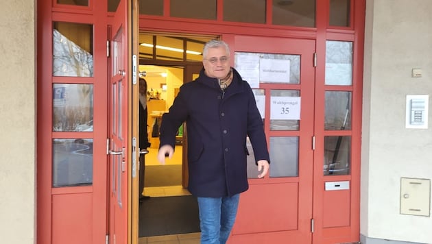 FPÖ-Spitzenkandidat Martin Antauer machte um 10 Uhr sein Kreuzerl.