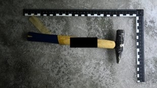 Mit diesem Hammer bedrohte der Verdächtige das Paar. 