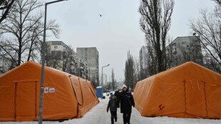 In Kiew wurden Ende der Woche Notfallzelte für jene Menschen aufgestellt, die nach russischen ...