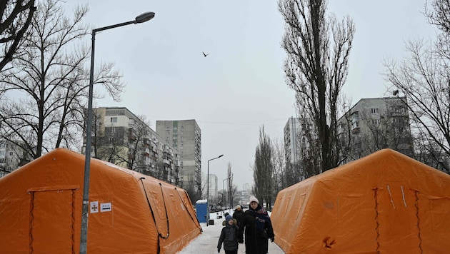 In Kiew wurden Ende der Woche Notfallzelte für jene Menschen aufgestellt, die nach russischen ...