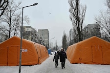 In Kiew wurden Ende der Woche Notfallzelte für jene Menschen aufgestellt, die nach russischen ...
