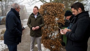 Florian Krumböck (ÖVP) im Gespräch mit Journalisten vor der Stimmabgabe. 