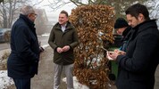 Florian Krumböck (ÖVP) im Gespräch mit Journalisten vor der Stimmabgabe. 