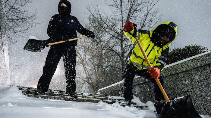 Schnee und Eisregen sorgen bereits seit Samstag für lebensgefährliche Zustände auf den Straßen.