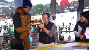 Benjamin Raich (li.) und Alina Zellhofer überraschten Thomas Sykora.