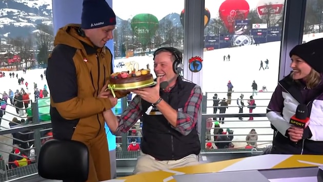 Benjamin Raich (li.) und Alina Zellhofer überraschten Thomas Sykora.