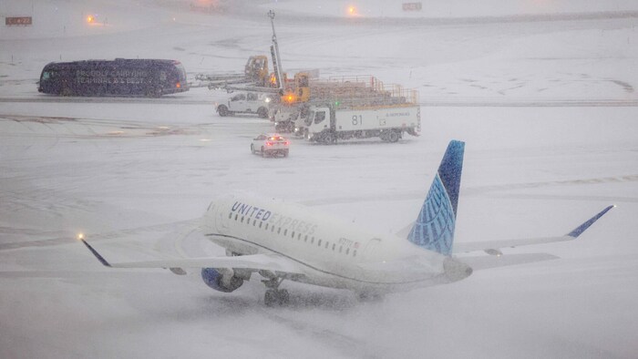 An Flughäfen herrscht Chaos – Tausende Flüge wurden bereits abgesagt.