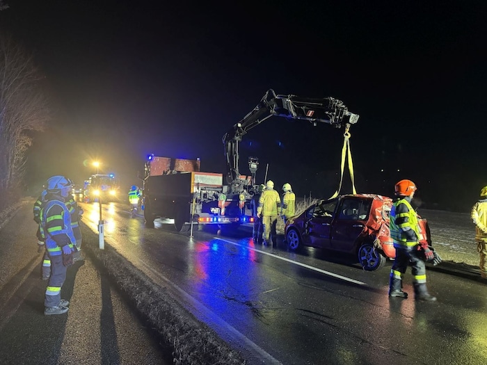 Das Wrack, aus dem die Jugendlichen sich befreien konnten, wurde geborgen: Die Feuerwehren ...