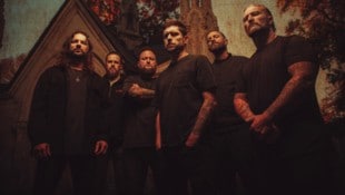 Die amerikanische Deathcore-Brigade Whitechapel rund um Gitarrist Alex Wade (3.v.l.) geht es ...