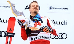Manuel Feller jubelt mit seiner Gams in Kitzbühel.
