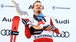 Manuel Feller jubelt mit seiner Gams in Kitzbühel.