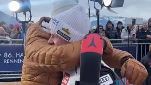 Felix Neureuther (li.) umarmt Manuel Feller.