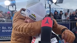 Felix Neureuther (li.) umarmt Manuel Feller.