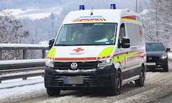 Der Mann wurde von der Rettung ins Krankenhaus gebracht. (Symbolbild)