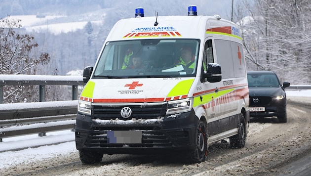 Der Mann wurde von der Rettung ins Krankenhaus gebracht. (Symbolbild)