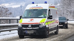 Der Mann wurde von der Rettung ins Krankenhaus gebracht. (Symbolbild)