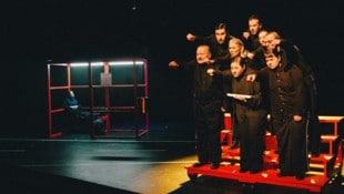 Die Dorfbewohner – in Manfred Weissensteiners Inszenierung ein achtköpfiger Chor – reiben sich ...