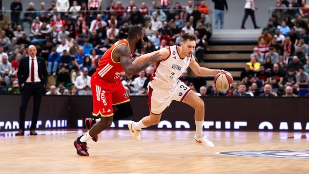 Gregor Glas (am Ball) prallt mit BC Vienna auf Roter Stern Belgrad.