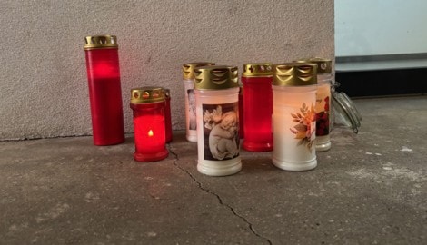 Kerzen erinnern an das Opfer der Bluttat.