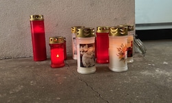 Kerzen erinnern an das Opfer der Bluttat.