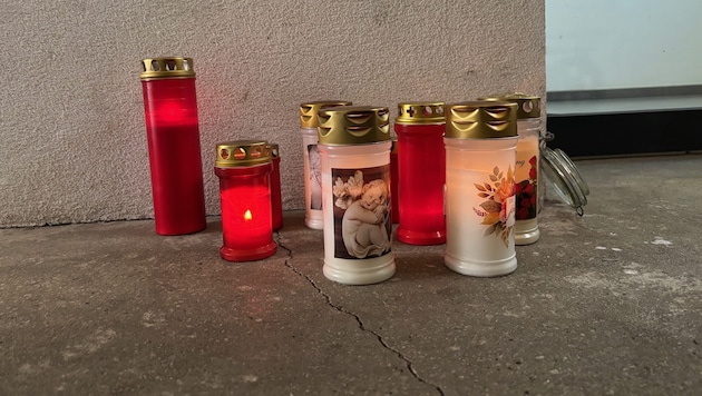 Kerzen erinnern an das Opfer der Bluttat.