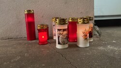 Kerzen erinnern an das Opfer der Bluttat.