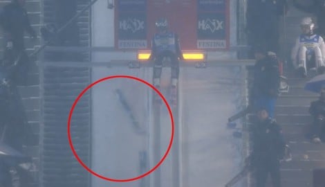 Kurz vor dem Sprung des Norwegers Marius Lindvik beim Teambewerb rasten plötzlich Skier die ...