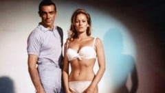 Ursula Andress stand neben Sean Connery im Bond-Streifen „007 jagt Doktor No.“ als Bond-Girl vor ...