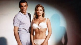 Ursula Andress stand neben Sean Connery im Bond-Streifen „007 jagt Doktor No.“ als Bond-Girl vor ...