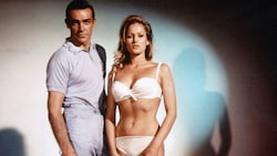 Ursula Andress stand neben Sean Connery im Bond-Streifen „007 jagt Doktor No.“ als Bond-Girl vor ...