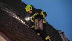 Die Feuerwehr musste Teile des Daches abdecken, um das Feuer zu löschen.