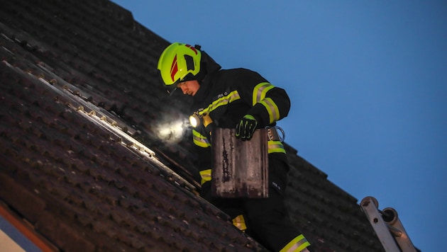 Die Feuerwehr musste Teile des Daches abdecken, um das Feuer zu löschen.