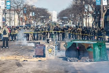 Immer mehr US-Bürgerinnen und US-Bürger demonstrieren gegen das Vorgehen der ...