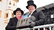 Mit Geschenkekiste: Der neue Kommissär Reini Bogensperger und seine Frau Christa
