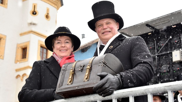 Mit Geschenkekiste: Der neue Kommissär Reini Bogensperger und seine Frau Christa