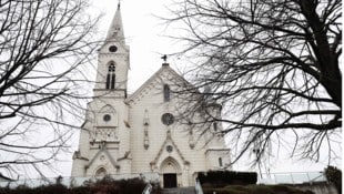 Seit zwei Jahren darf die Kirche nicht betreten werden. Die Gründe sind komplex.