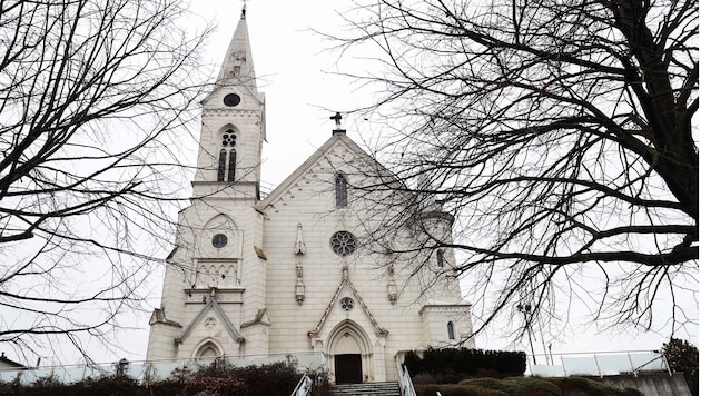 Seit zwei Jahren darf die Kirche nicht betreten werden. Die Gründe sind komplex.