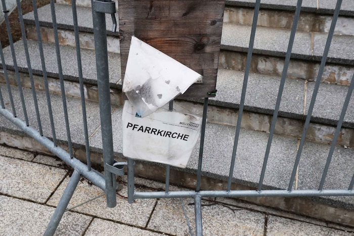 Der Zugang ist mit Gittern versperrt.