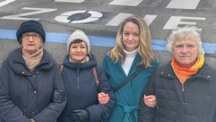 Elisabeth Helbich, Virginica Radvan,  Nina Strass-Wasserlof und Beate Ehrenhauser sammeln ...