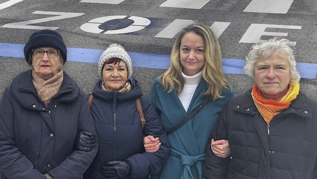 Elisabeth Helbich, Virginica Radvan, Nina Strass-Wasserlof und Beate Ehrenhauser sammeln ...