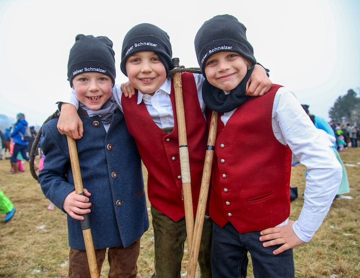 Die Schnalzer-Jugend ist gesichert: Lenard, Jonas und David aus Wals geben mit ihren Goaßln ...