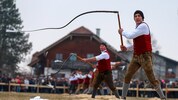 Die Schnalzer von Wals III lassen beim Gemeindeschnalzen die Goaßln knallen.