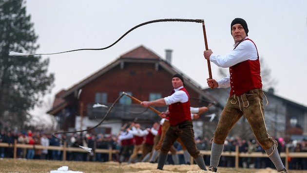 Die Schnalzer von Wals III lassen beim Gemeindeschnalzen die Goaßln knallen.
