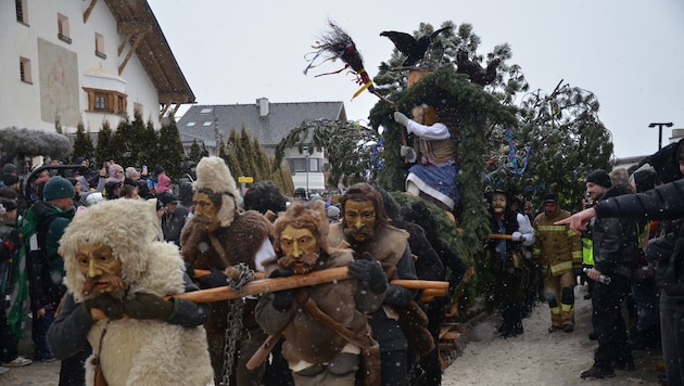 Wenn 60 Männer sechs Tonnen in Gang setzen, dann bebt die Erde.