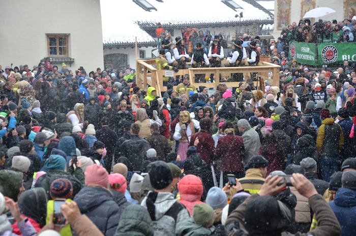 Trotz Schneegestöbers ließen Tausende Besucher am zentralen Platz die Fasnacht hochleben.