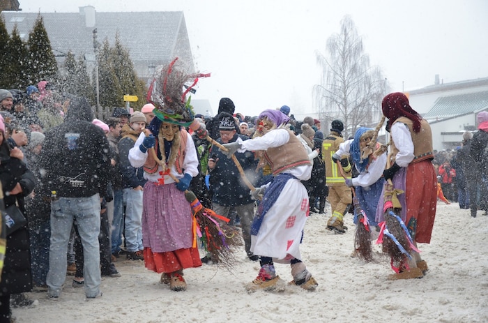 Die Hexen verkörpern das Böse und den Winter und wollen das Vorankommen des Blochs verhindern.