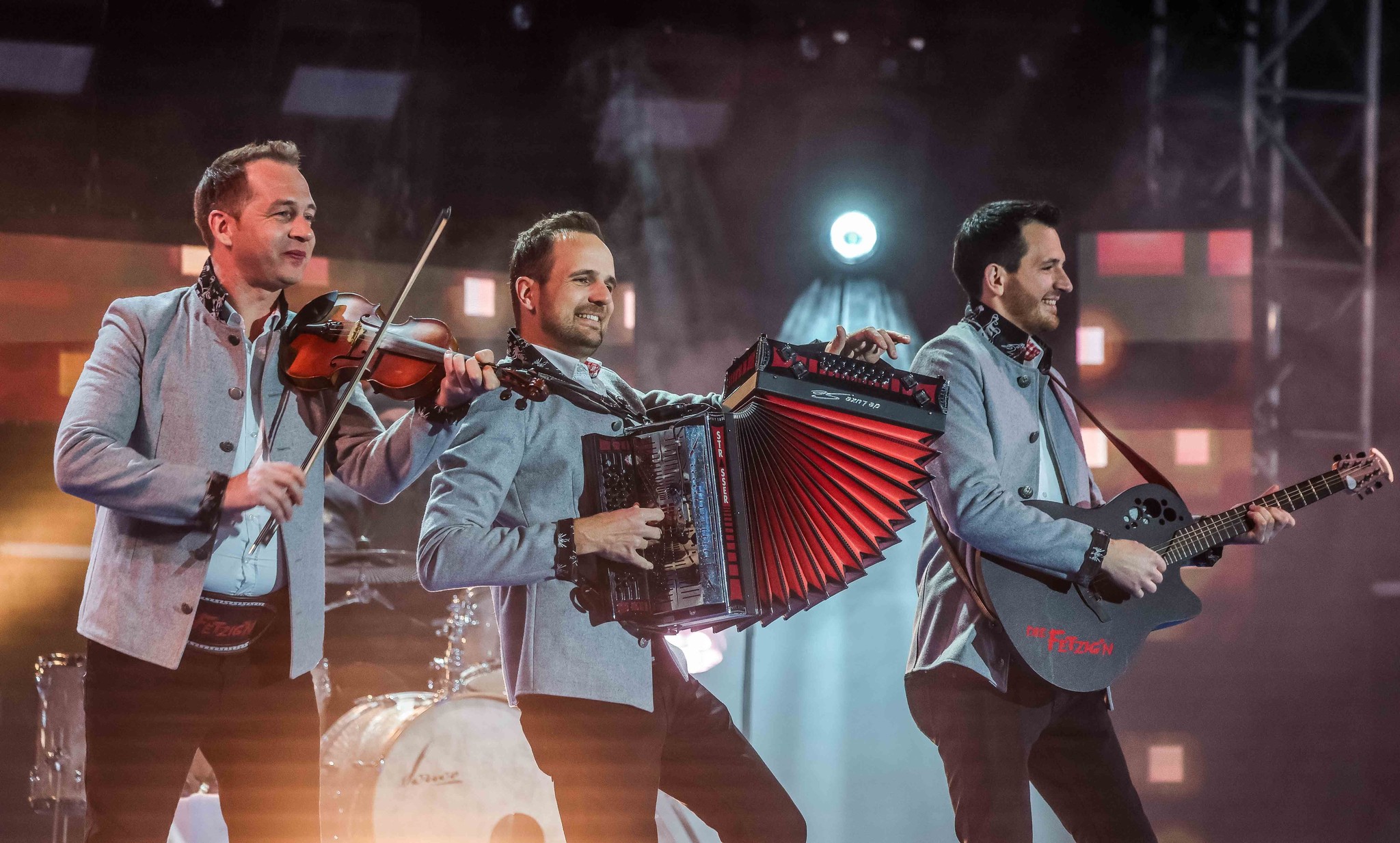 Ihr Name ist Programm: Die Fetzig’n aus dem Zillertal begeisterten tausende Musi-Fans in Bad ...