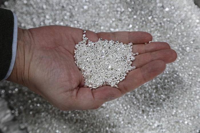 Aus dem Granulat werden Münzen – bis es so weit ist, durchläuft es viele Stationen.