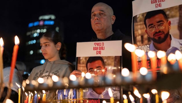 Hunderte Israelis demonstrierten am Samstagabend für die Rückführung der sterblichen Überreste ...